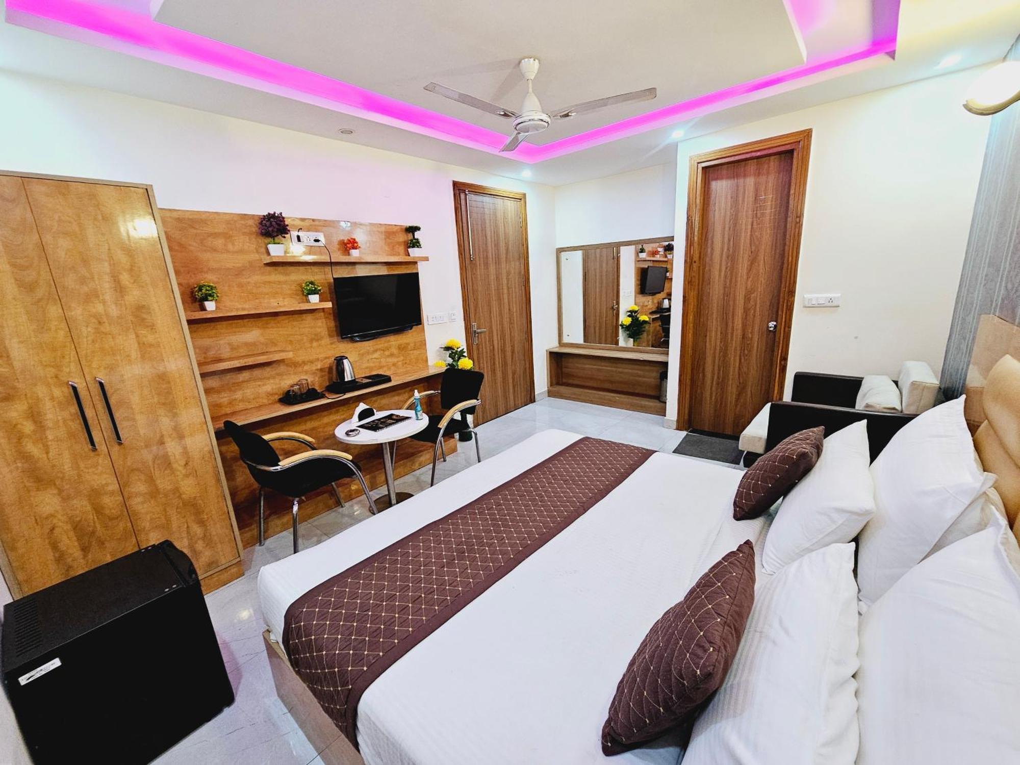 Hotel Tu Casa International Near Delhi Airport Нью-Дели Экстерьер фото